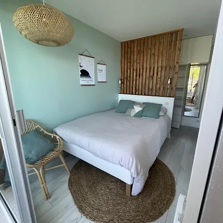 De Standing, Vue Sur Port De Plaisance *